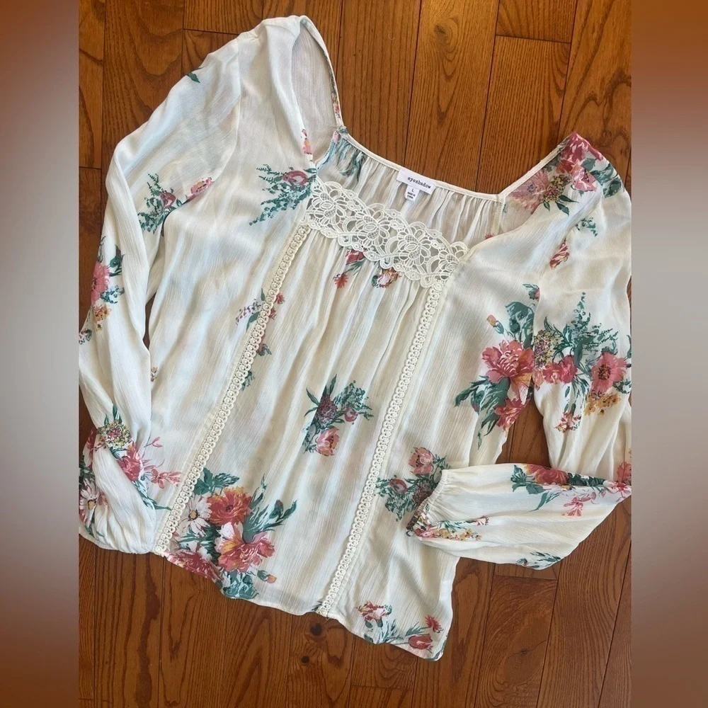 🎉2/$10 Eyeshadow Floral Flowy Blouse Large - Picture 2 of 6